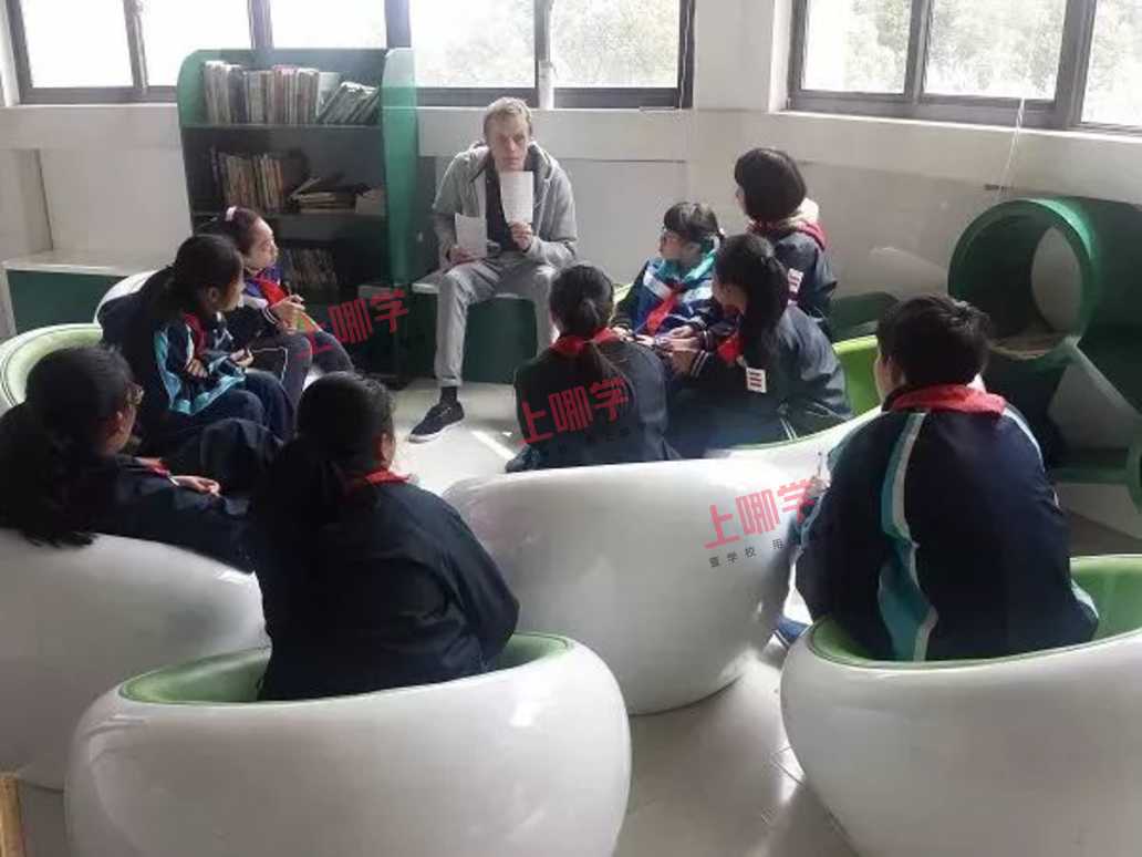 新泾中学:推"理想课程", 踢球唱戏样样学!相关资料 5