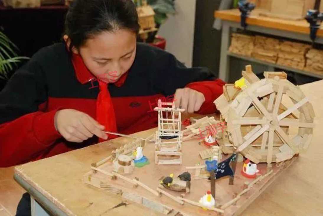 新泾中学:推"理想课程", 踢球唱戏样样学!相关资料 2