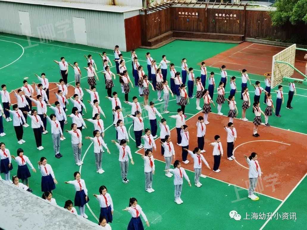 美爆了！上海这10所公办小学校服颜值满分！一套不超过300元，看看哪所是颜值top？相关资料 18