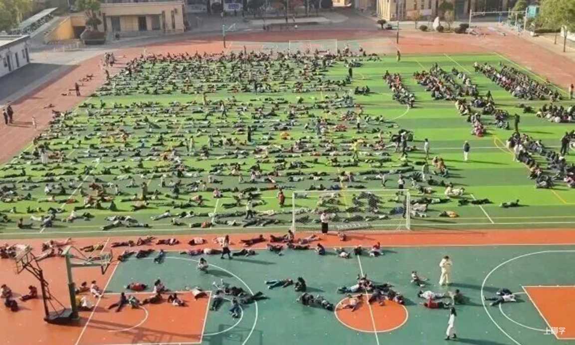 央视报道！这所学校“超级大课间改革”，一起躺平“晒娃”！相关资料 2