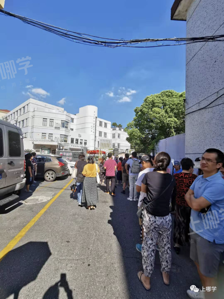 “神兽”归笼，爸妈反应太真实！上海中小学生开学第一天场面有点失控！趴窗、爬墙、蹲地上......相关资料 11