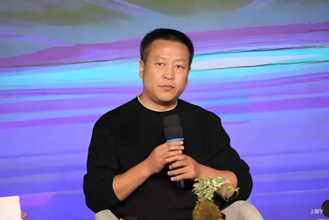 魏智渊手持话筒在活动中发言 · 图片来源：www.163.com