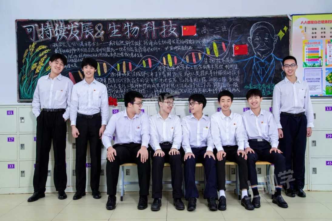 文章上海市洋泾中学男声合唱献礼演绎经典红歌绒花庆祝建党100周年