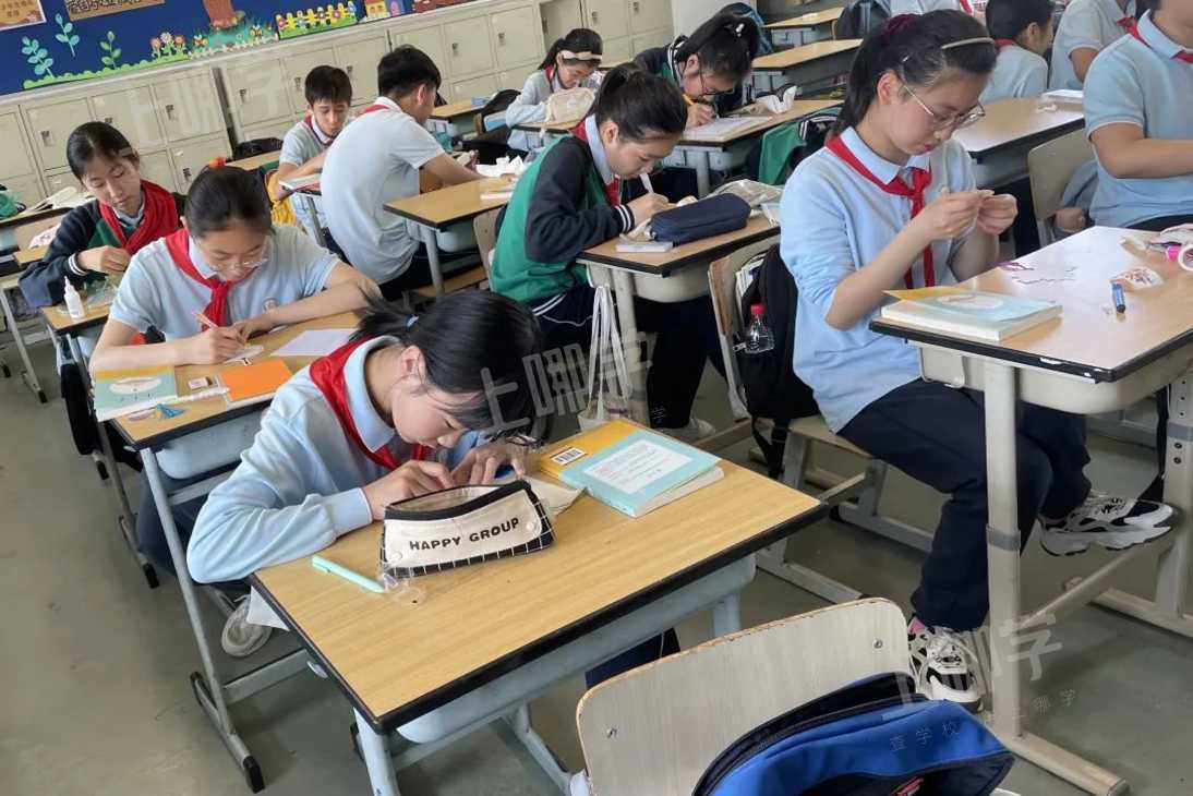 课后,馆员与同学们就"智慧课堂"的系列内容做了短暂的交流.