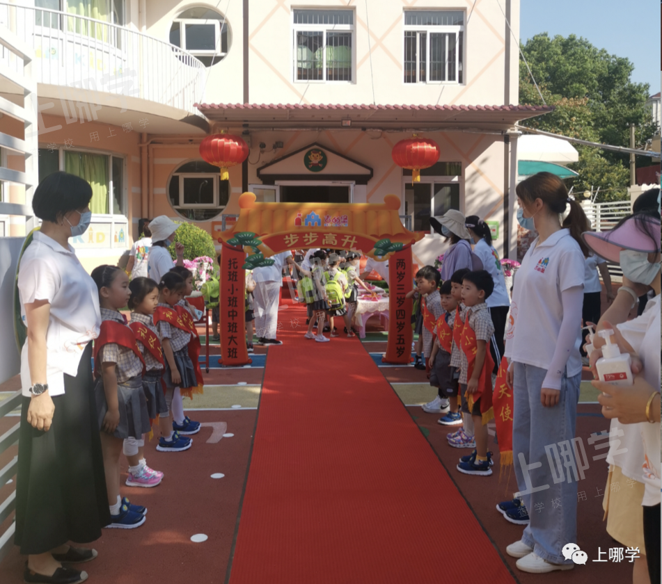 “神兽”归笼，爸妈反应太真实！上海中小学生开学第一天场面有点失控！趴窗、爬墙、蹲地上......相关资料 18