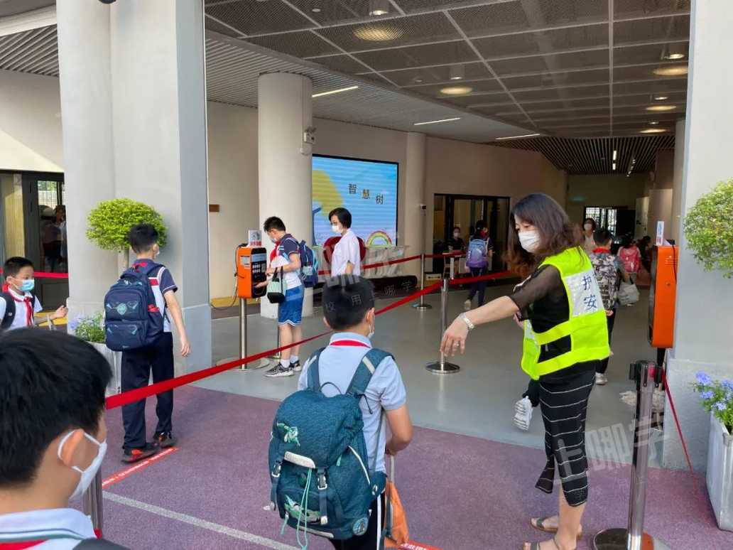 “神兽”归笼，爸妈反应太真实！上海中小学生开学第一天场面有点失控！趴窗、爬墙、蹲地上......相关资料 13