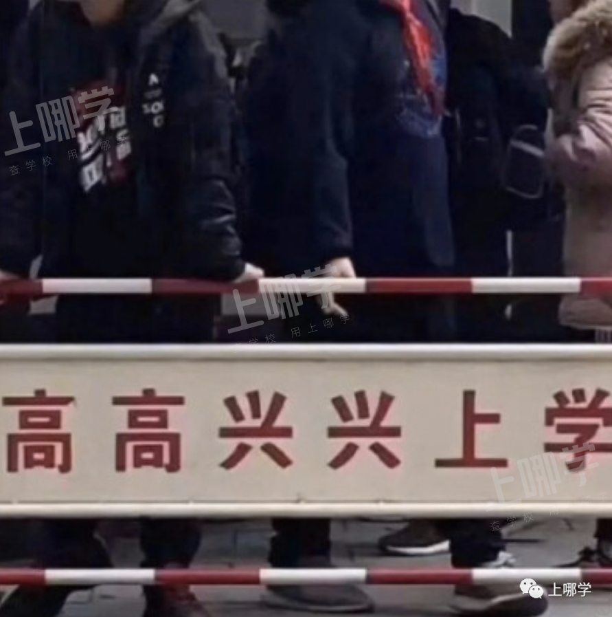 “神兽”归笼，爸妈反应太真实！上海中小学生开学第一天场面有点失控！趴窗、爬墙、蹲地上......相关资料 5