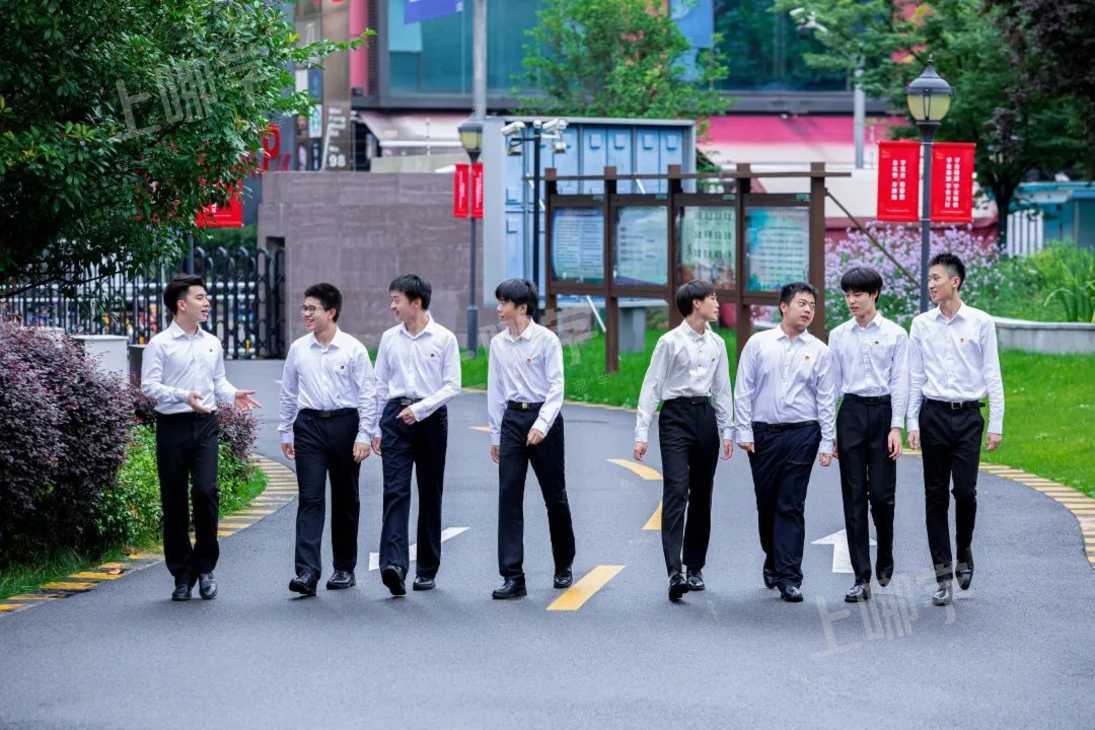 文章上海市洋泾中学男声合唱献礼演绎经典红歌绒花庆祝建党100周年