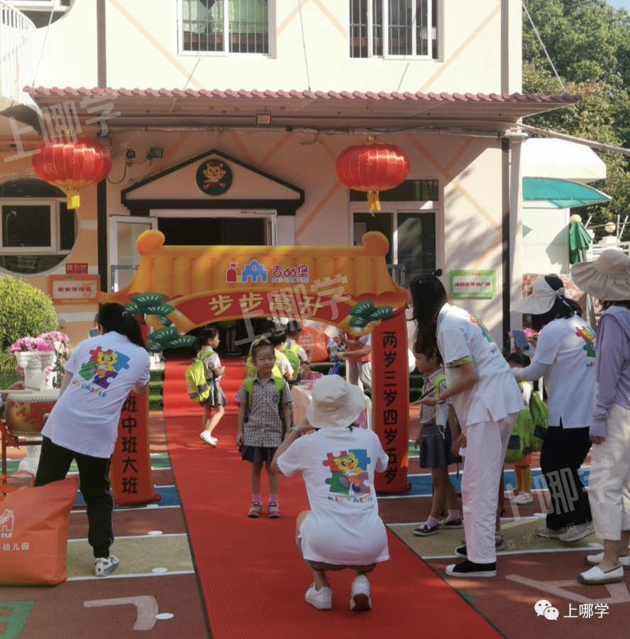 “神兽”归笼，爸妈反应太真实！上海中小学生开学第一天场面有点失控！趴窗、爬墙、蹲地上......相关资料 17