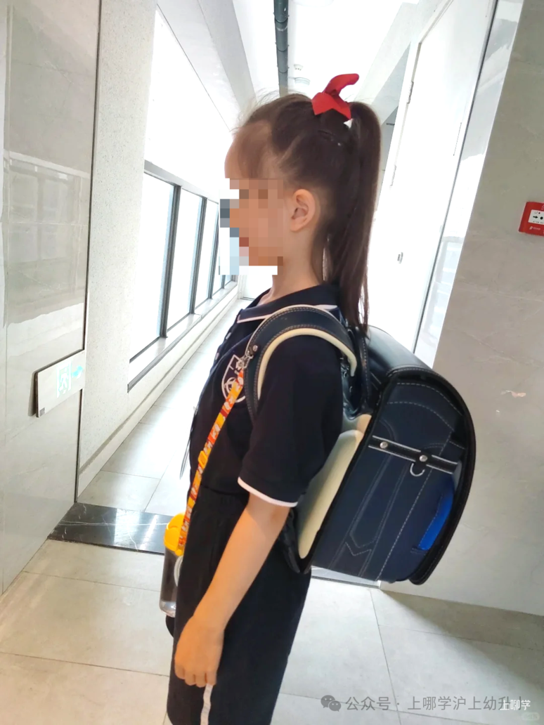 热议！上海多所学校校服收费标准大曝光！有家长花费5300元！你家校服花了多少钱？相关资料 25