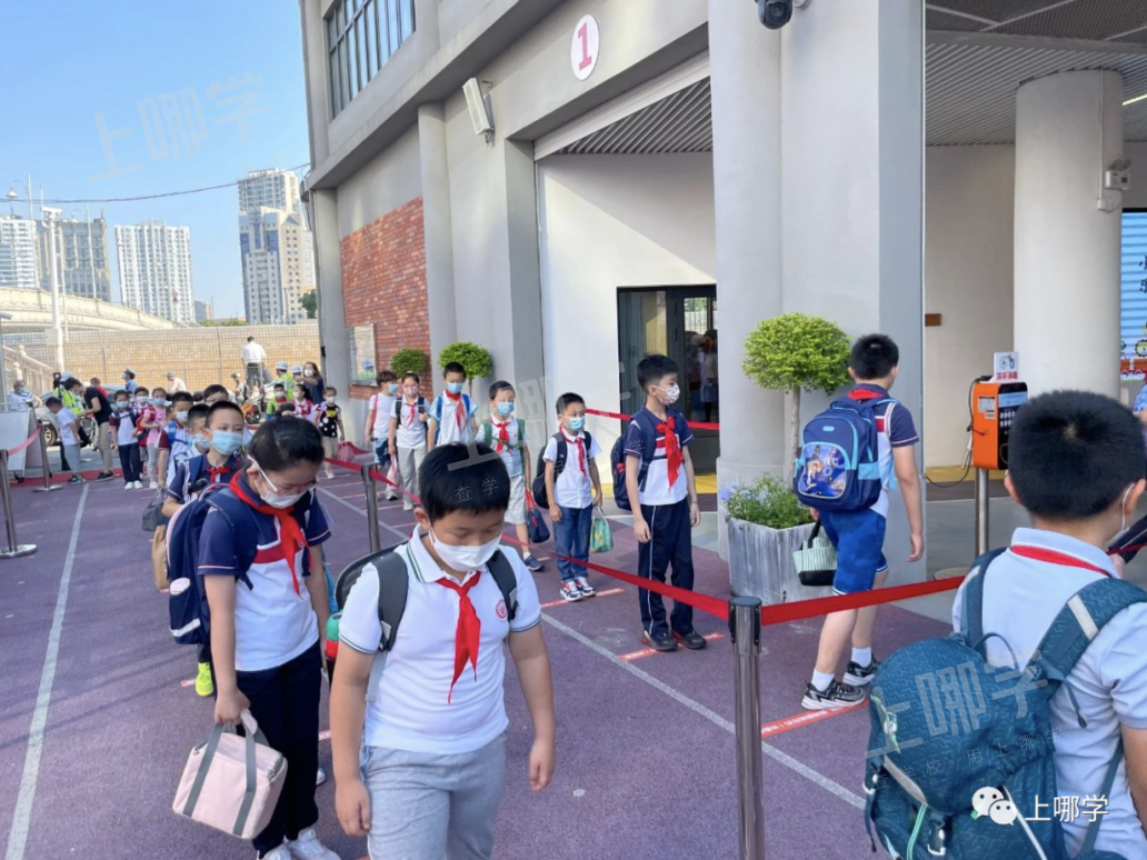 “神兽”归笼，爸妈反应太真实！上海中小学生开学第一天场面有点失控！趴窗、爬墙、蹲地上......相关资料 12
