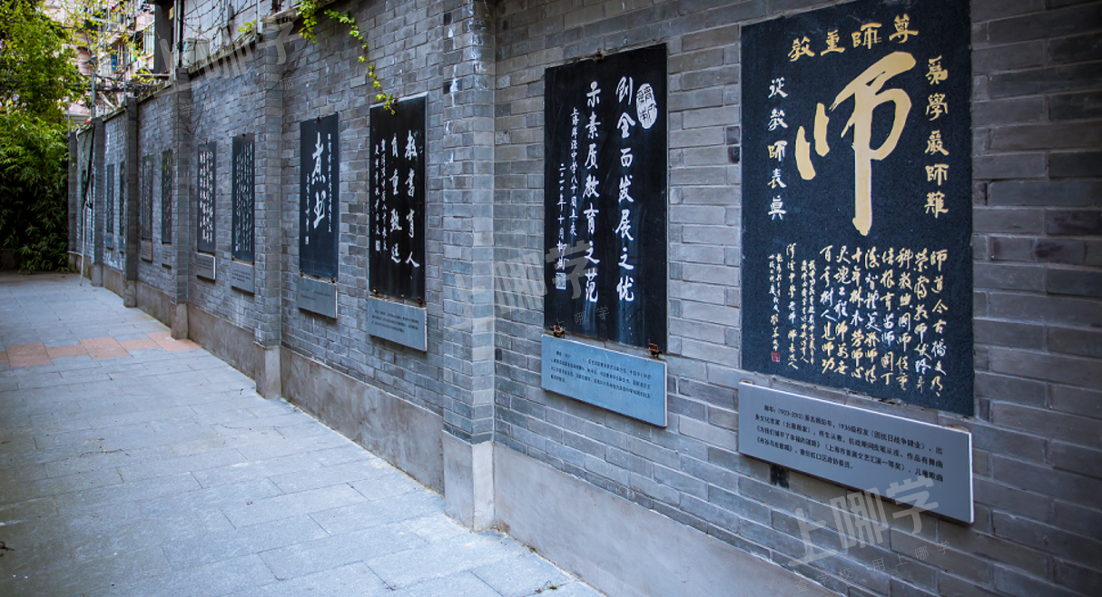 校史碑廊2017年5月5日,浦东新区区长杭迎伟视察洋泾中学校史馆人民