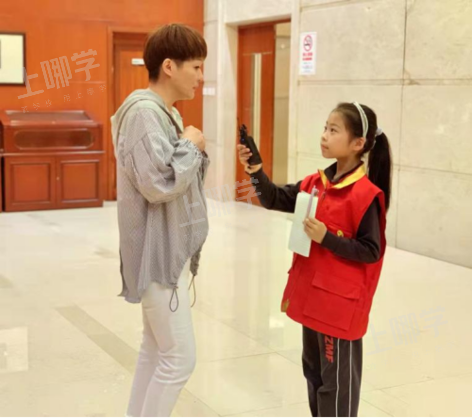 殷凯琳同学的爸爸在参加女儿的五星旗手升旗日仪式时说道:女儿在同洲