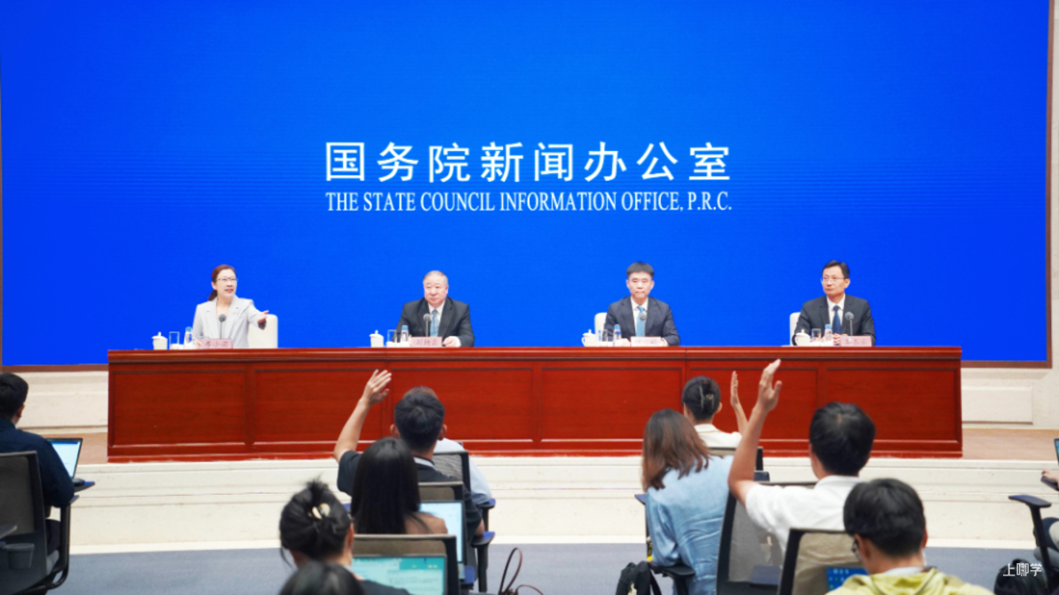 国务院新闻办公室发布会现场，记者举手提问。 · 图片来源：www.news.cn