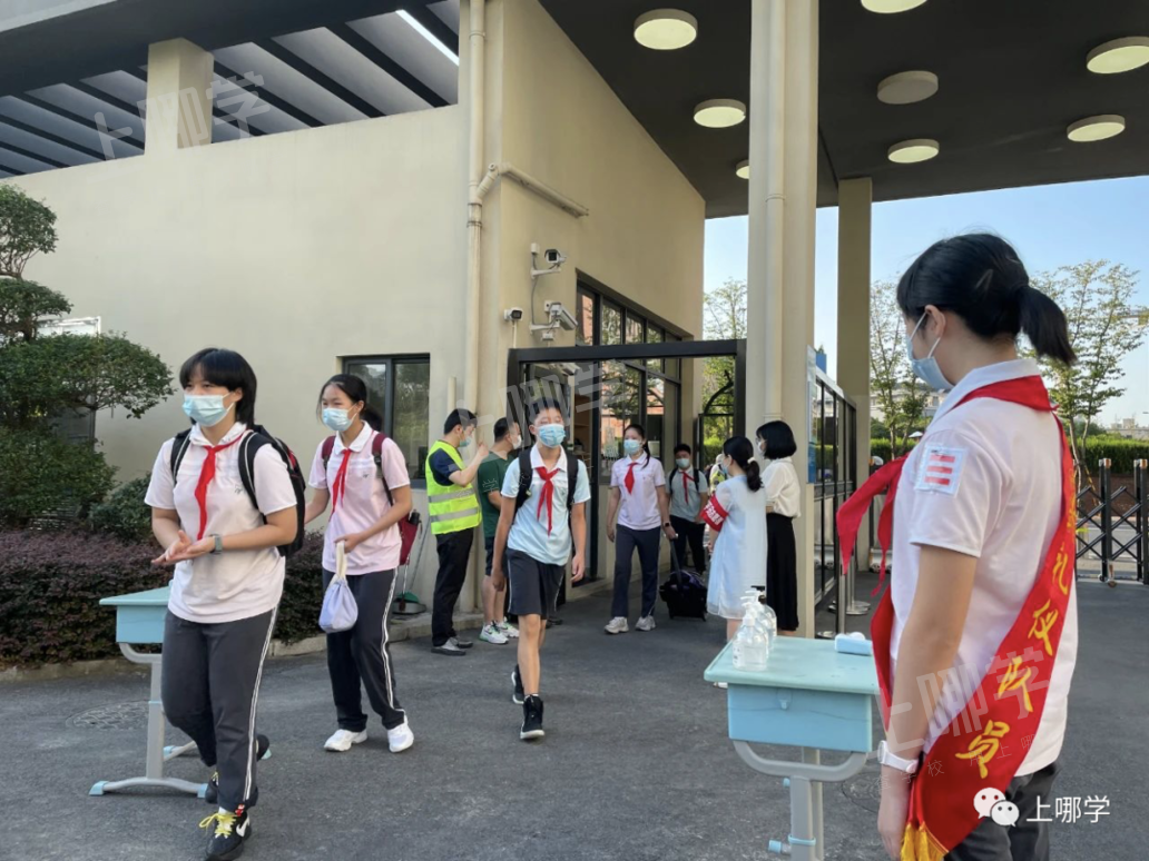 “神兽”归笼，爸妈反应太真实！上海中小学生开学第一天场面有点失控！趴窗、爬墙、蹲地上......相关资料 15