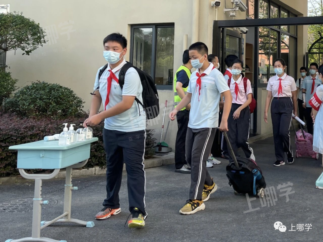 “神兽”归笼，爸妈反应太真实！上海中小学生开学第一天场面有点失控！趴窗、爬墙、蹲地上......相关资料 14