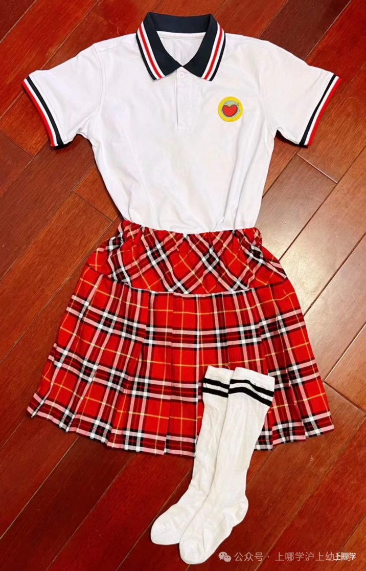 热议！上海多所学校校服收费标准大曝光！有家长花费5300元！你家校服花了多少钱？相关资料 27