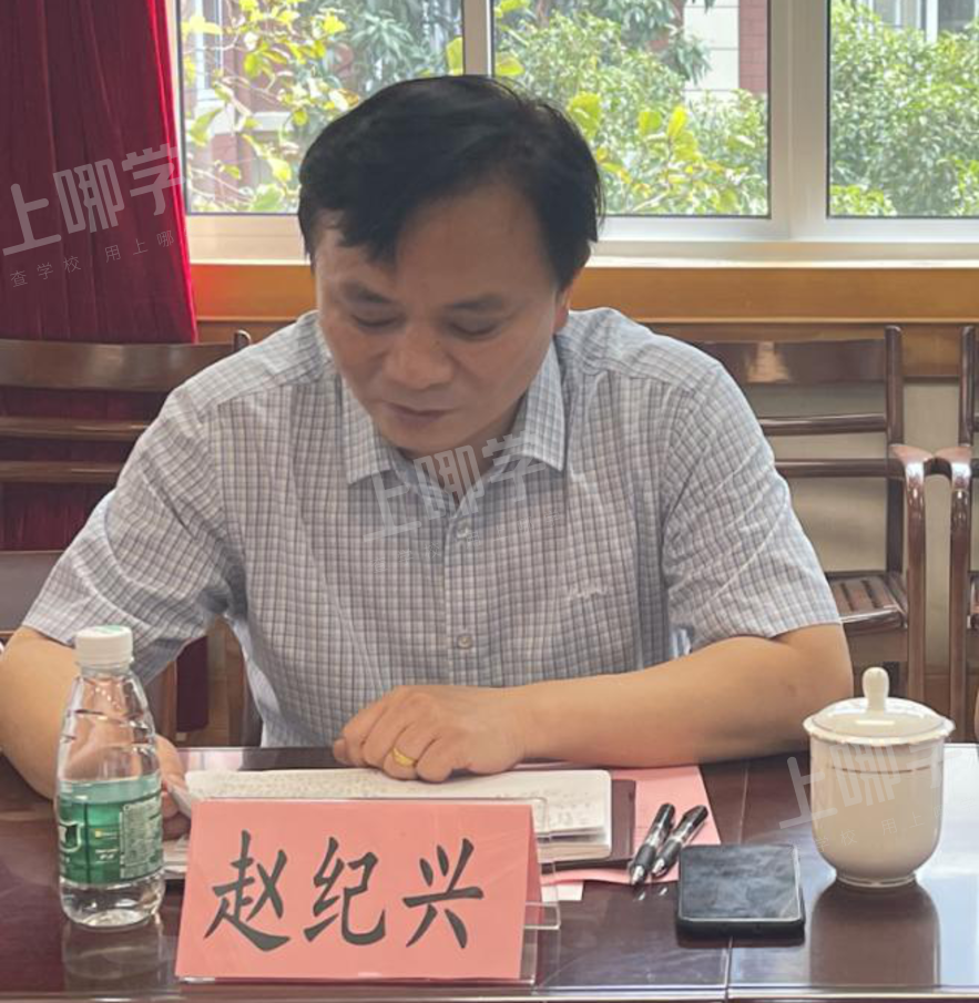 他希望老师们做有思考的教师,带着问题来交流,积极应对课堂转型.