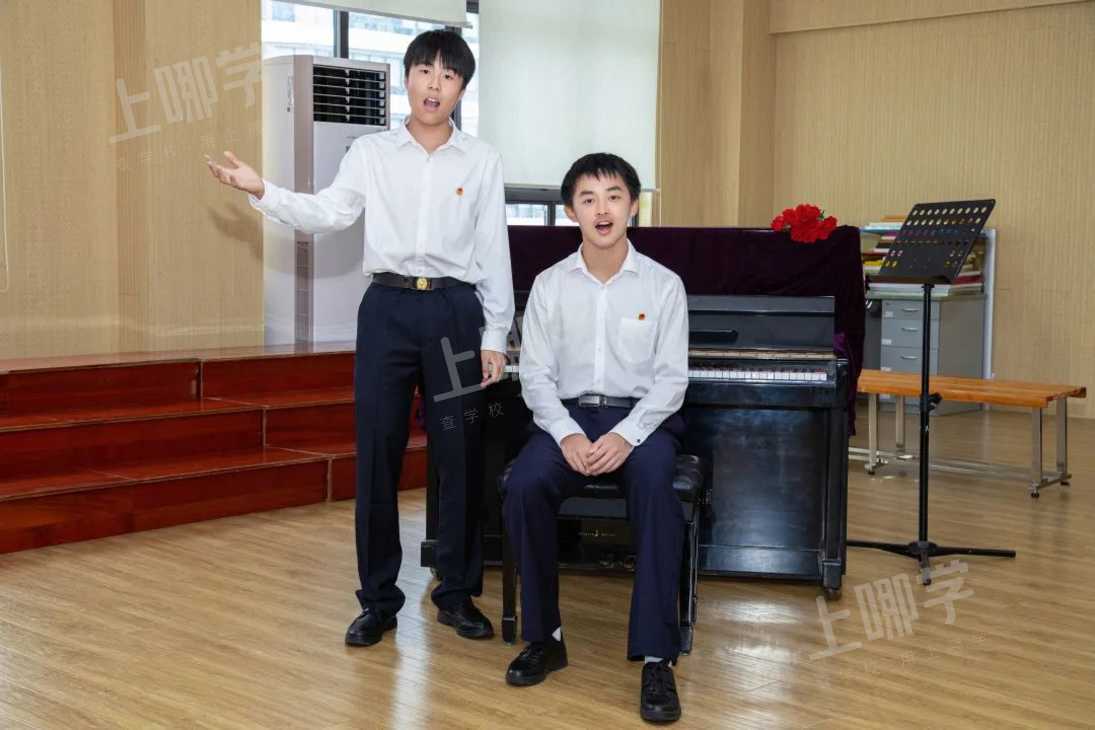 文章上海市洋泾中学男声合唱献礼演绎经典红歌绒花庆祝建党100周年